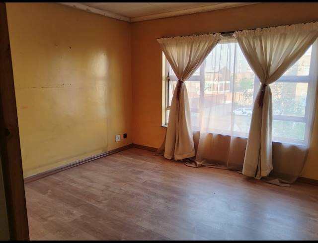 2 BEDROOM FLAT FOR SALE IN VEREENIGING CENTRAL
